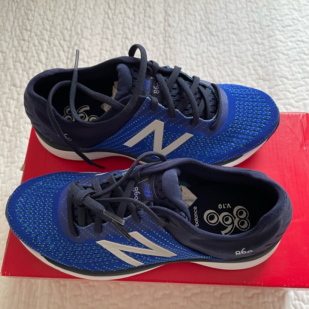 Size 4  unisex sneakers brand new